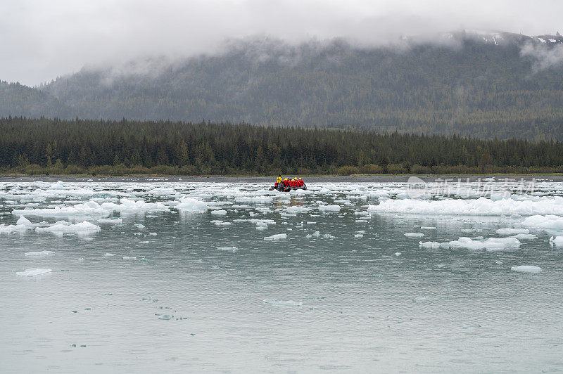 在美国阿拉斯加州的冰湾，一群游客(无法辨认)乘坐Zodiac RIB在小冰山周围穿梭